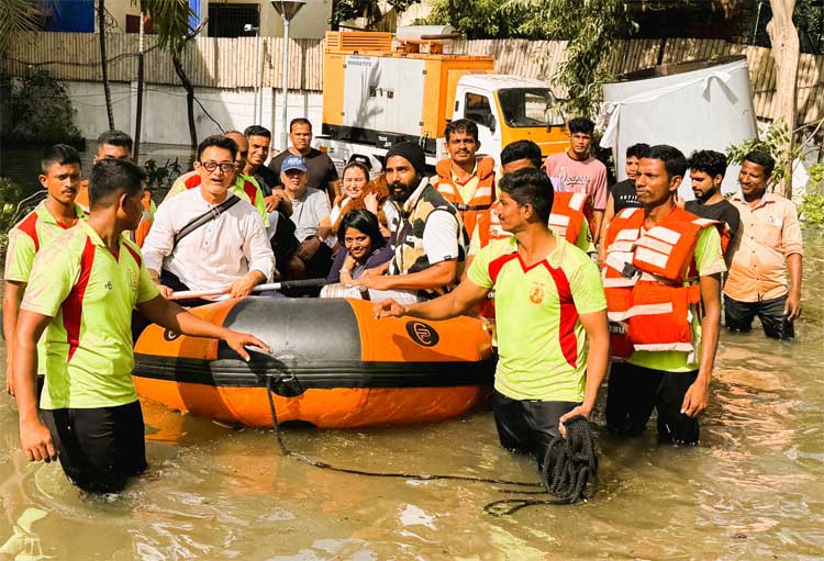 Aamir Khan and Vishnu Vishal stuck in Chennai flood