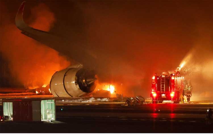 Two-planes-collided-on-the-runway-in-Japan